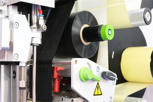 The Different Types of Round Bottle Labeling Machines