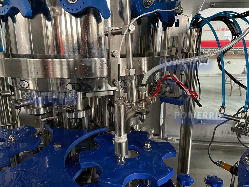 Foaming device before seaming